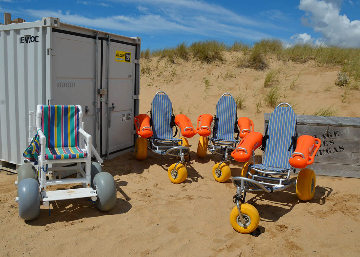 Fauteuils de baignade mis à disposition pour les personnes en situation de handicap