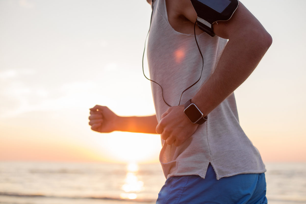 Footing au coucher du soleil sur la plage