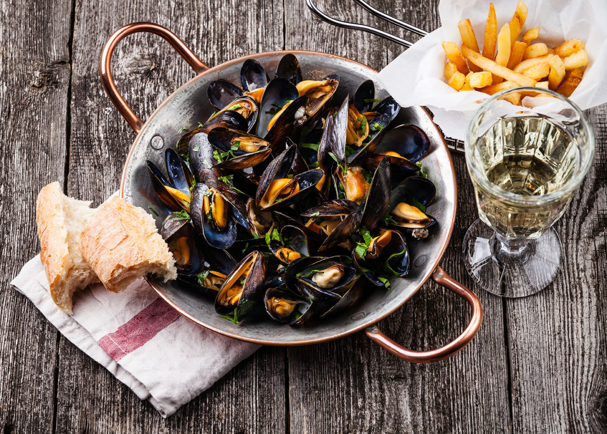 Ne partez pas sans avoir dégusté une cassolette de moules marinières ! Fruits de mer emblématiques du Sud Vendée Littoral