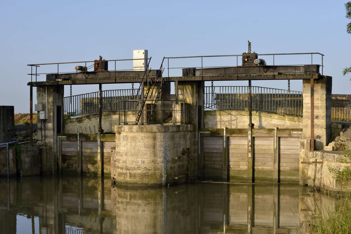 Ouvrage hydraulique et canal du marais desséché