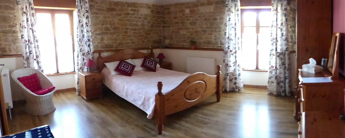 Chambre rouge 2019_07 nouveaux rideaux P1170597
