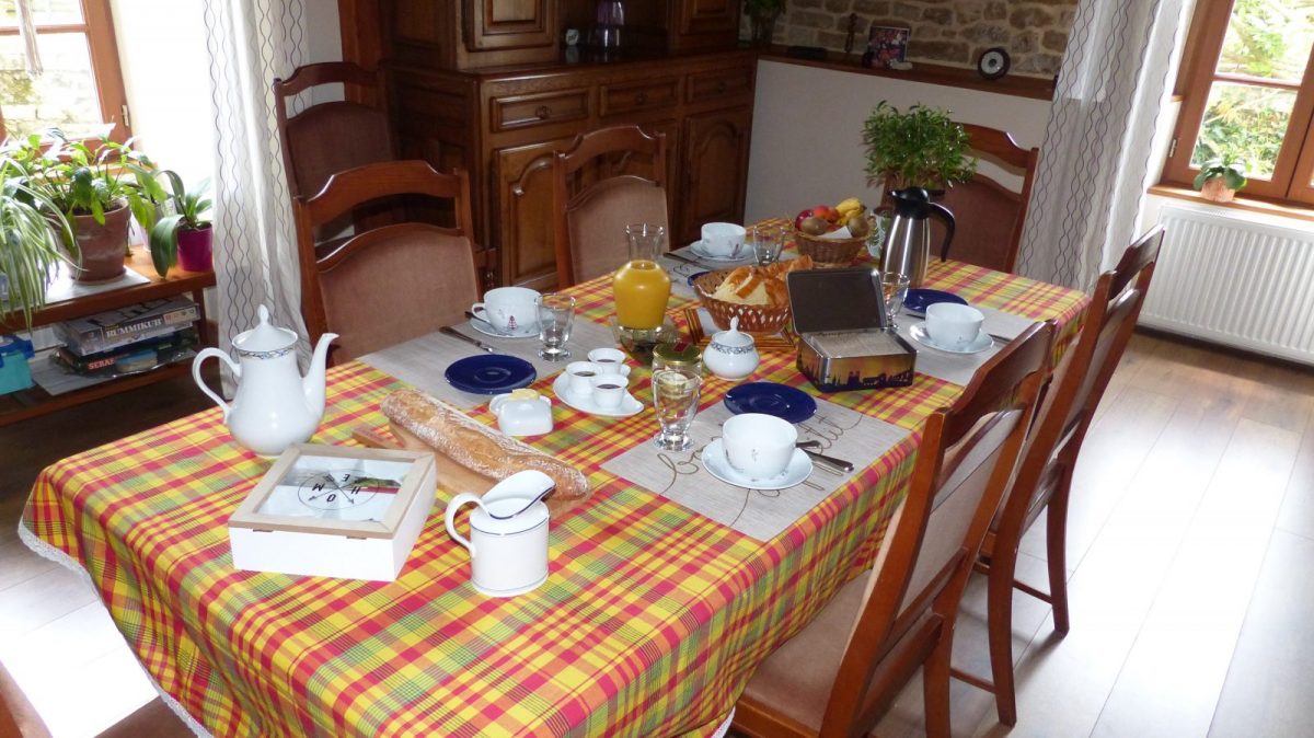 Maison SAM 2019 table petit dej P1170439