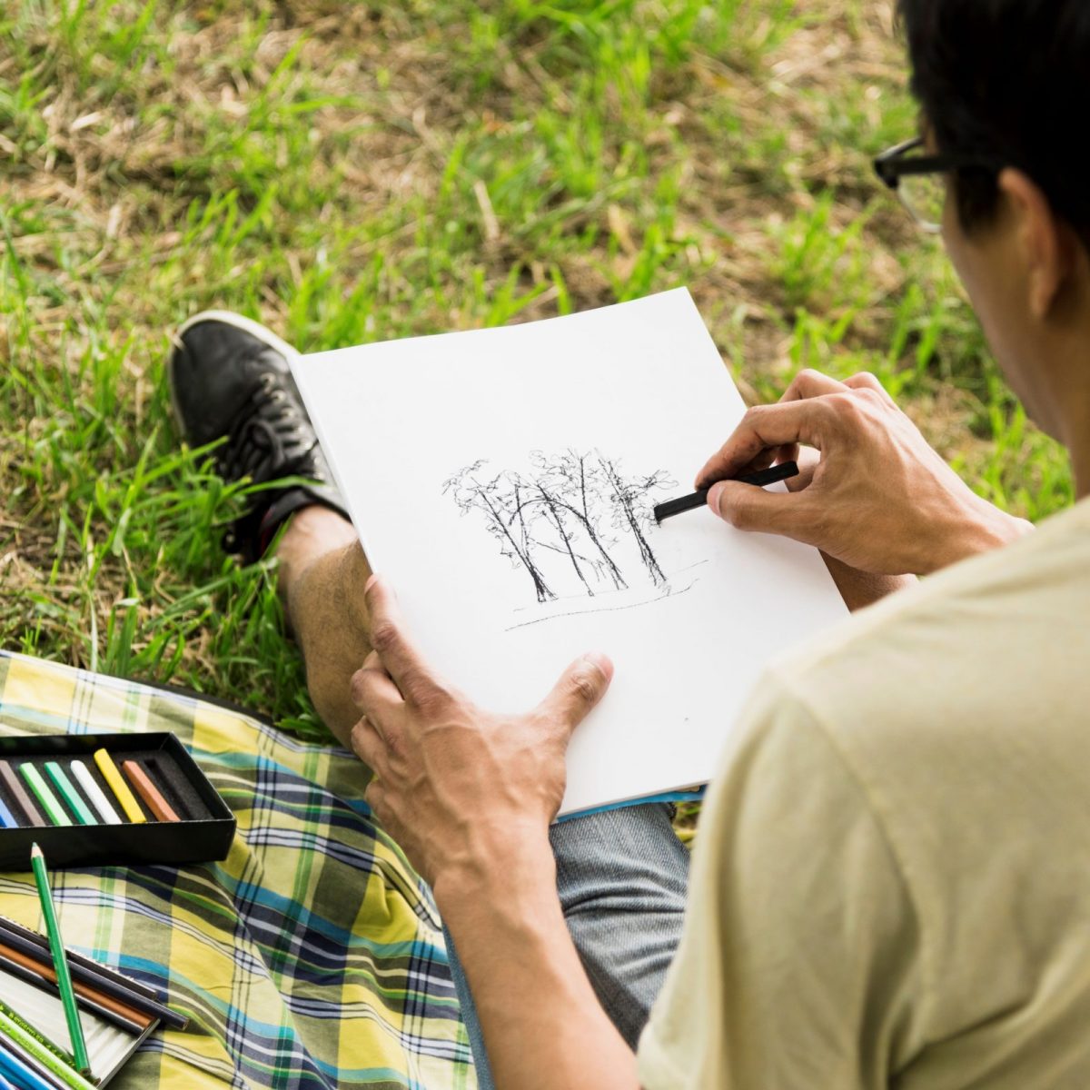 Sortie nature- croquer le paysage – Freepik – rboy-drawing-with-charcoal